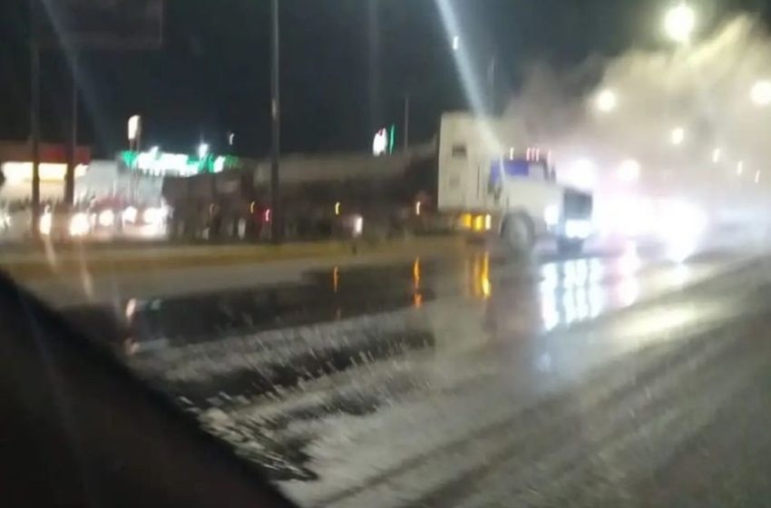 Tráiler se sale del camino y se incendia sobre Periférico Ecológico de Puebla