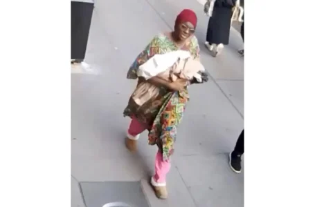 Abandona mujer a bebé en el metro de Nueva York