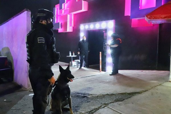 Jóvenes señalan a mujeres de drogarlos para robarles en antro de Puebla