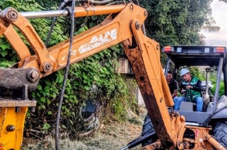 Por lucirse alcalde de Emiliano Zapata arriba de excavadora derriba un poste