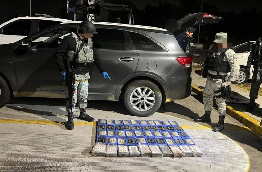 Guardia Nacional asegura vehículo con paquetes de droga en Amozoc