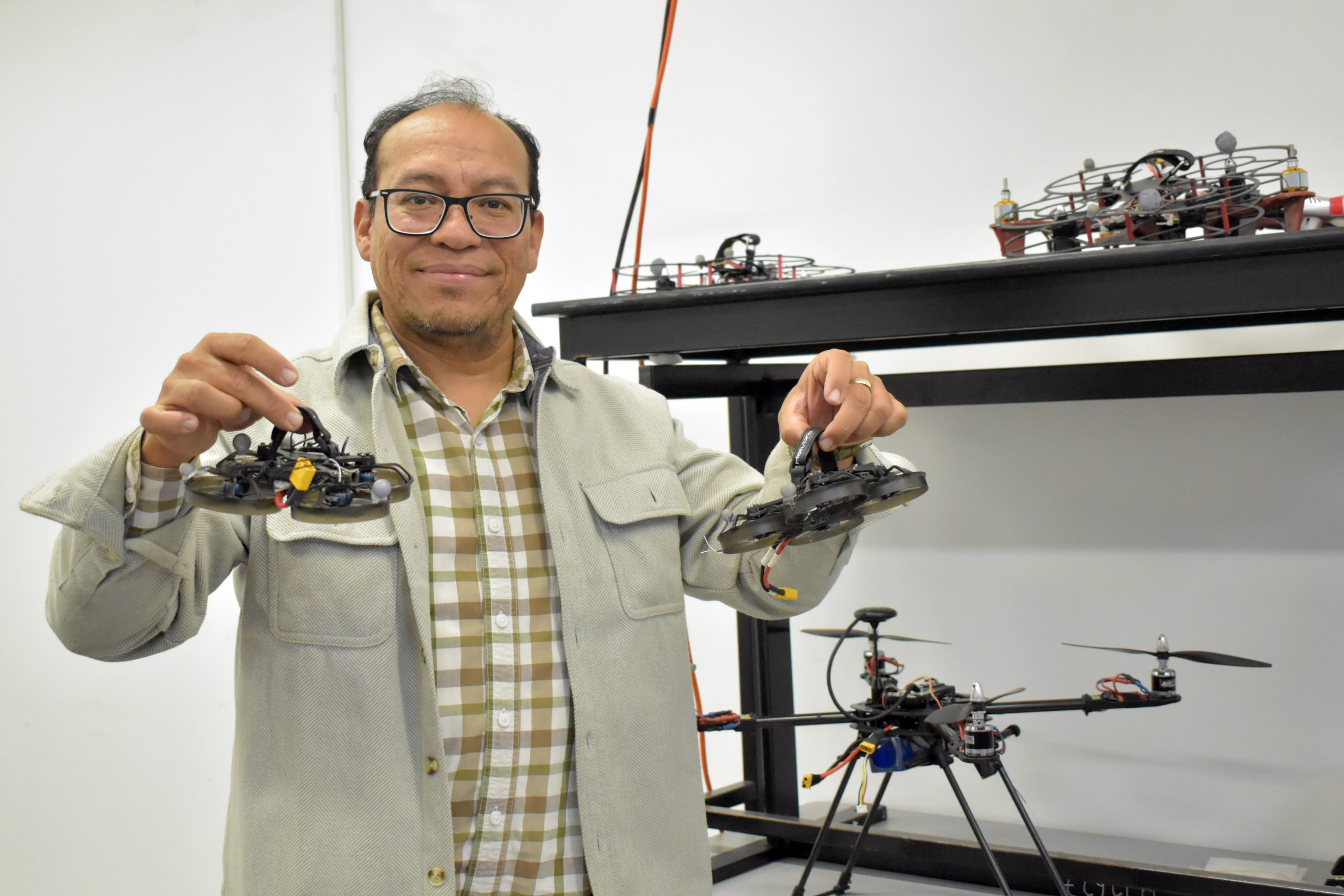 Olom-Lab, un espacio para la investigación en robótica móvil terrestre, aérea y marina