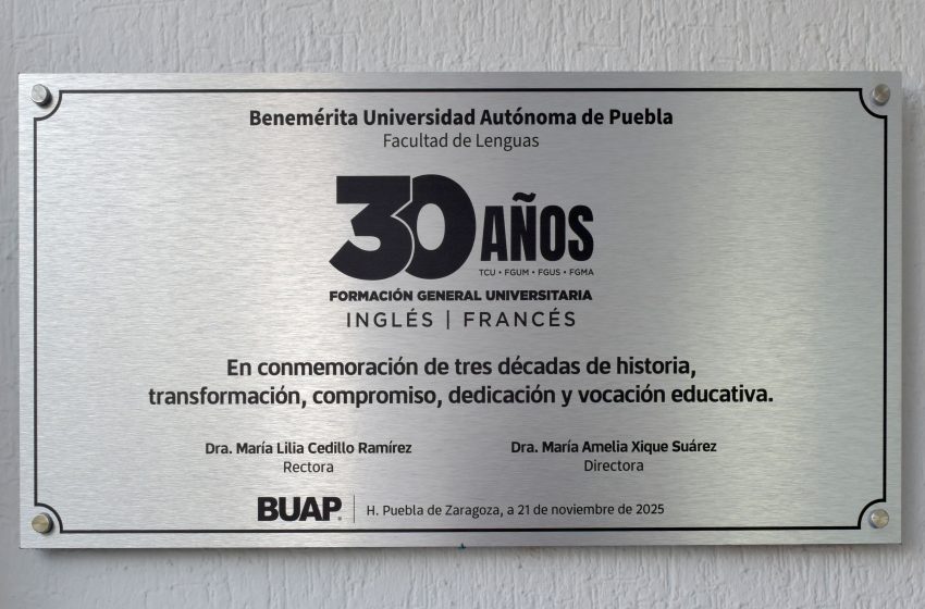 Devela Rectora Lilia Cedillo placa conmemorativa del trigésimo aniversario de la Formación General Universitaria Inglés-Francés