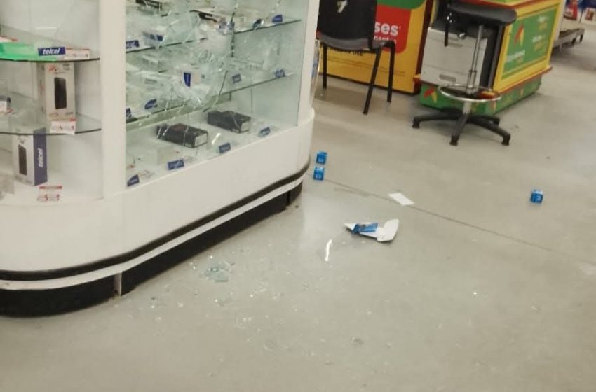 Roban cajas de telefonía celular en Bodega Aurrerá de Chapulco en Puebla
