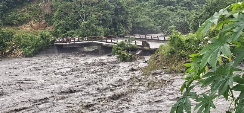 Inundación en Jopala deja calles como ríos en Chicontla