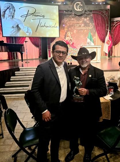 Galardonan al mixteco   Roberto Bravo con el  premio Tlahuicole 2025