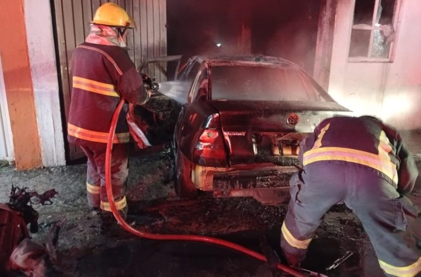 Se incendia automóvil en inmueble abandonado de Puebla