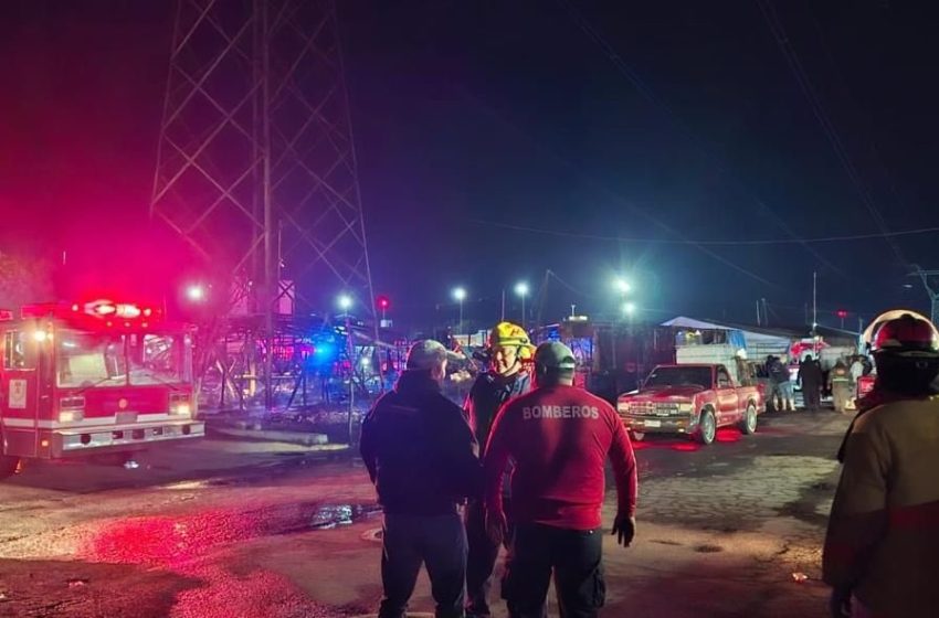 Fuerte incendio consume locales en la Central de Abastos de Huixcolotla