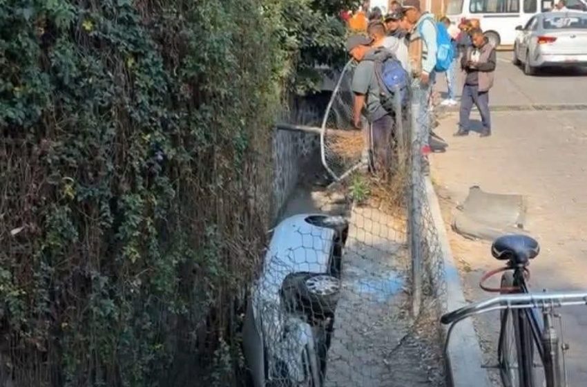 Joven atropella a una mujer y cae en una zanja al intentar huir