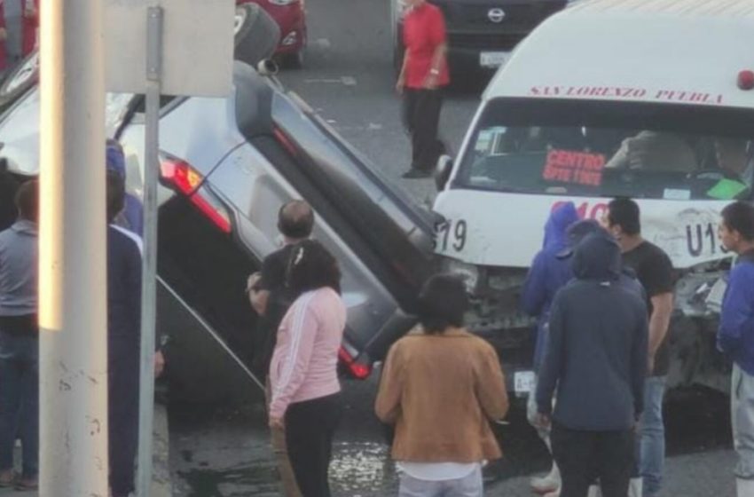 Vuelca camioneta tras choque con transporte público en Puebla