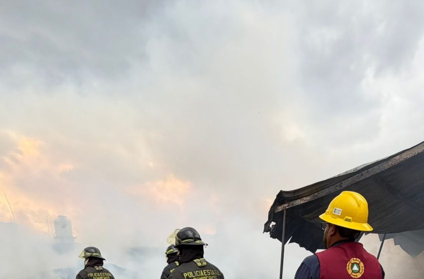 Atienden incendio en mueblería de Amozoc