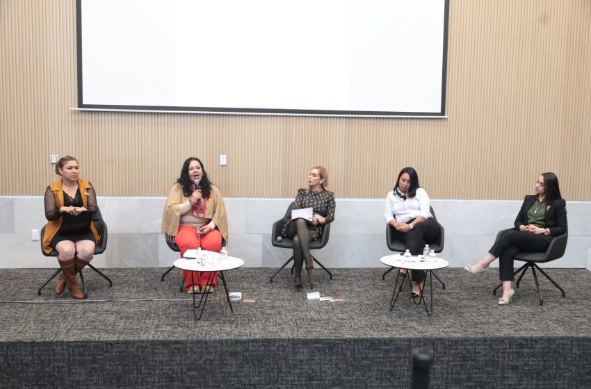 Realiza Congreso feria de servicios de salud y presentación de libro