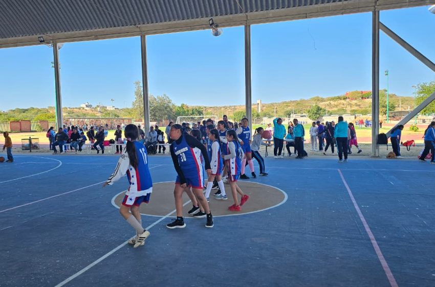 Gobierno Municipal de Acatlán otorga apoyo económico a los Juegos Nacionales Deportivos Escolares de Nivel Primaria