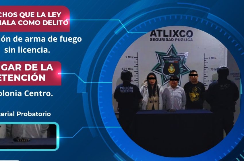 Policía de Atlixco asegura a tres personas por presunta portación ilegal de arma.