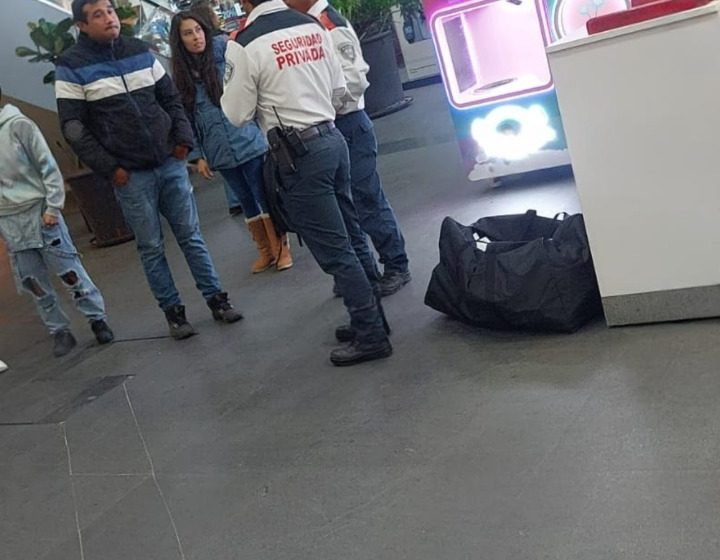 Asaltan con violencia tienda MacStore de Plaza Moraleda en Atlixco