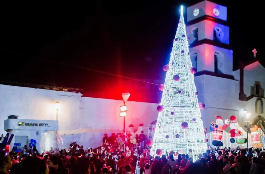 Roban adornos de Navidad en el Pueblo Mágico de Pahuatlán