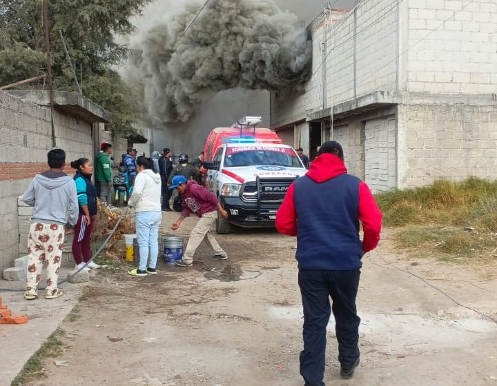 Incendio consume taller de salas; Vecinos intentan controlarlo