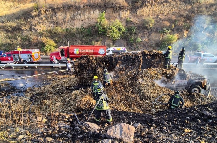 Se incendia tractocamión con zacate en la Autopista Puebla-Atlixco