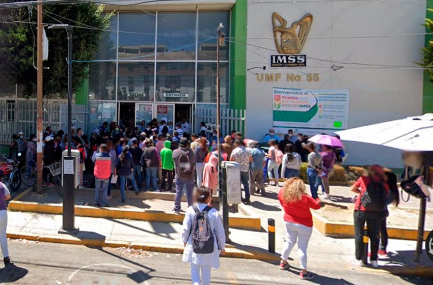 Pacientes del IMSS en Puebla reclaman por espera de más de una hora en farmacia