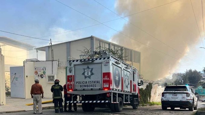 Fuerte incendio en bachiller alerta a vecinos en Puebla