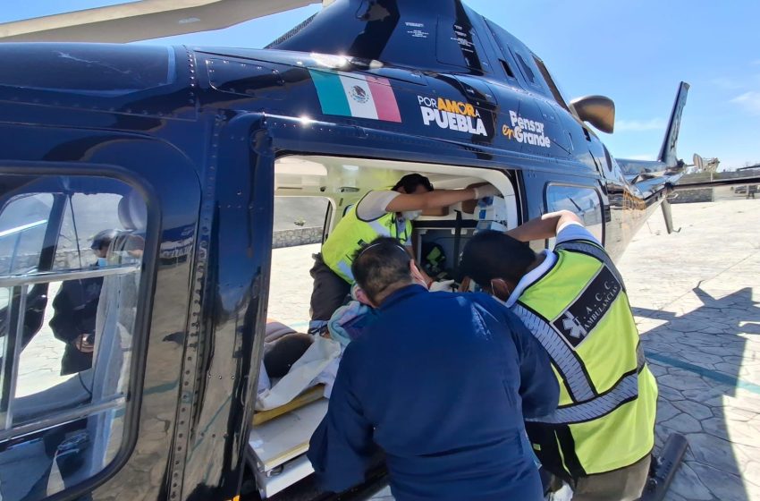 Con acompañamiento médico, menor poblana es trasladada en ambulancia aérea