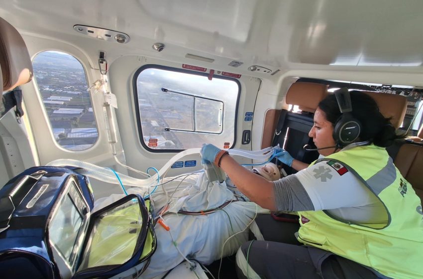 Paciente en estado grave es trasladado en ambulancia aérea desde Tecamachalco