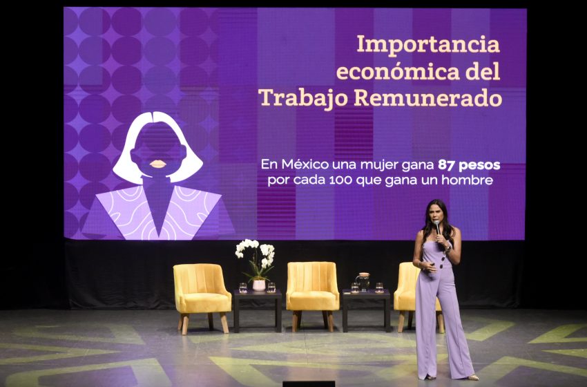 Imparte conferencia Paola Rojas en la BUAP