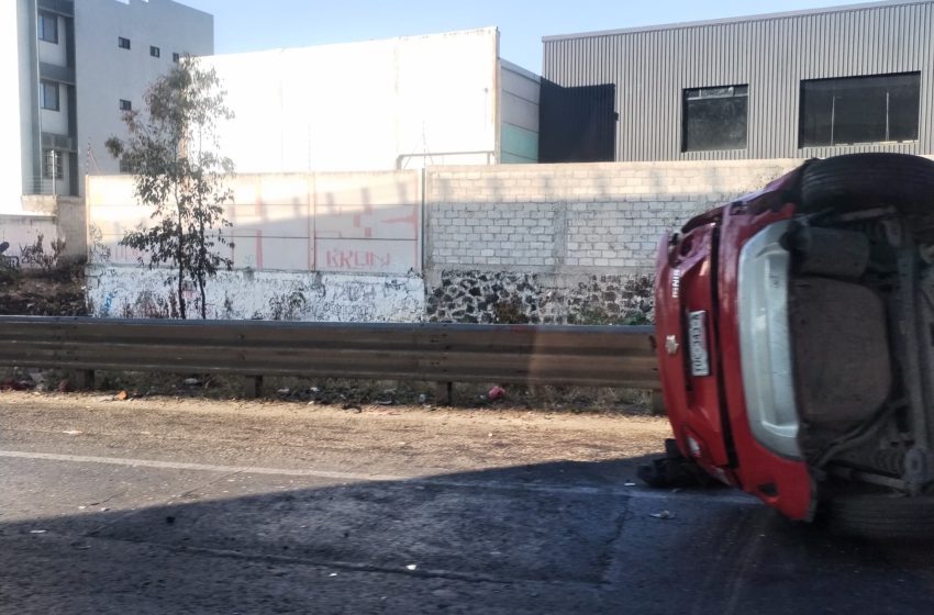 Sobrevive mujer tras volcar en su auto sobre la autopista México-Puebla