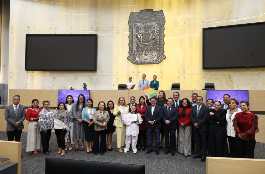 Entrega Ana Tepole reconocimiento a la primera cinta negra en taekwondo con síndrome de down