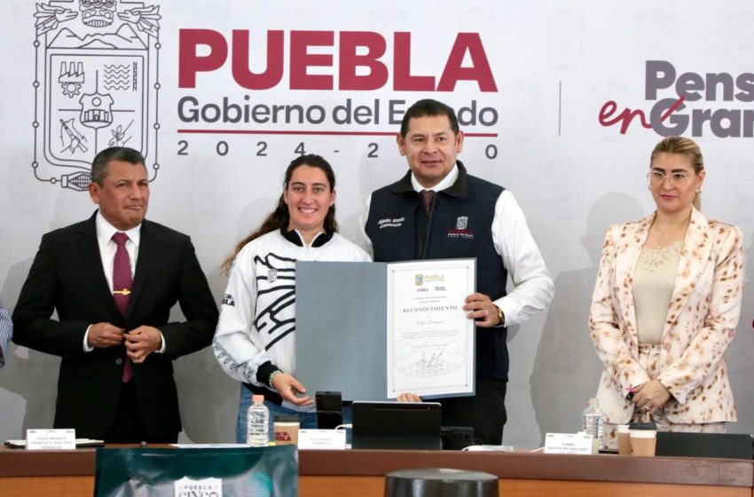 Talento deportivo fortalece a Puebla: Armenta distingue a piloto poblana