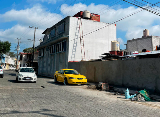 En Huauchinango, trabajador se electrocutó y cayó de más de 10 metros de altura.
