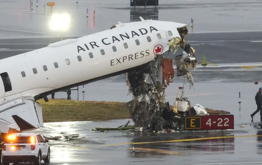 Mu3r3n dos pilotos tras choque de avión en aeropuerto de Nueva York