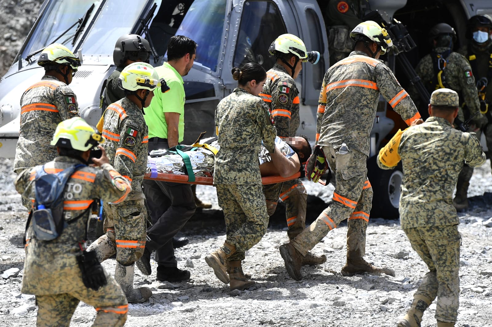 Rescatan con vida a minero tras 14 días atrapado en Sinaloa