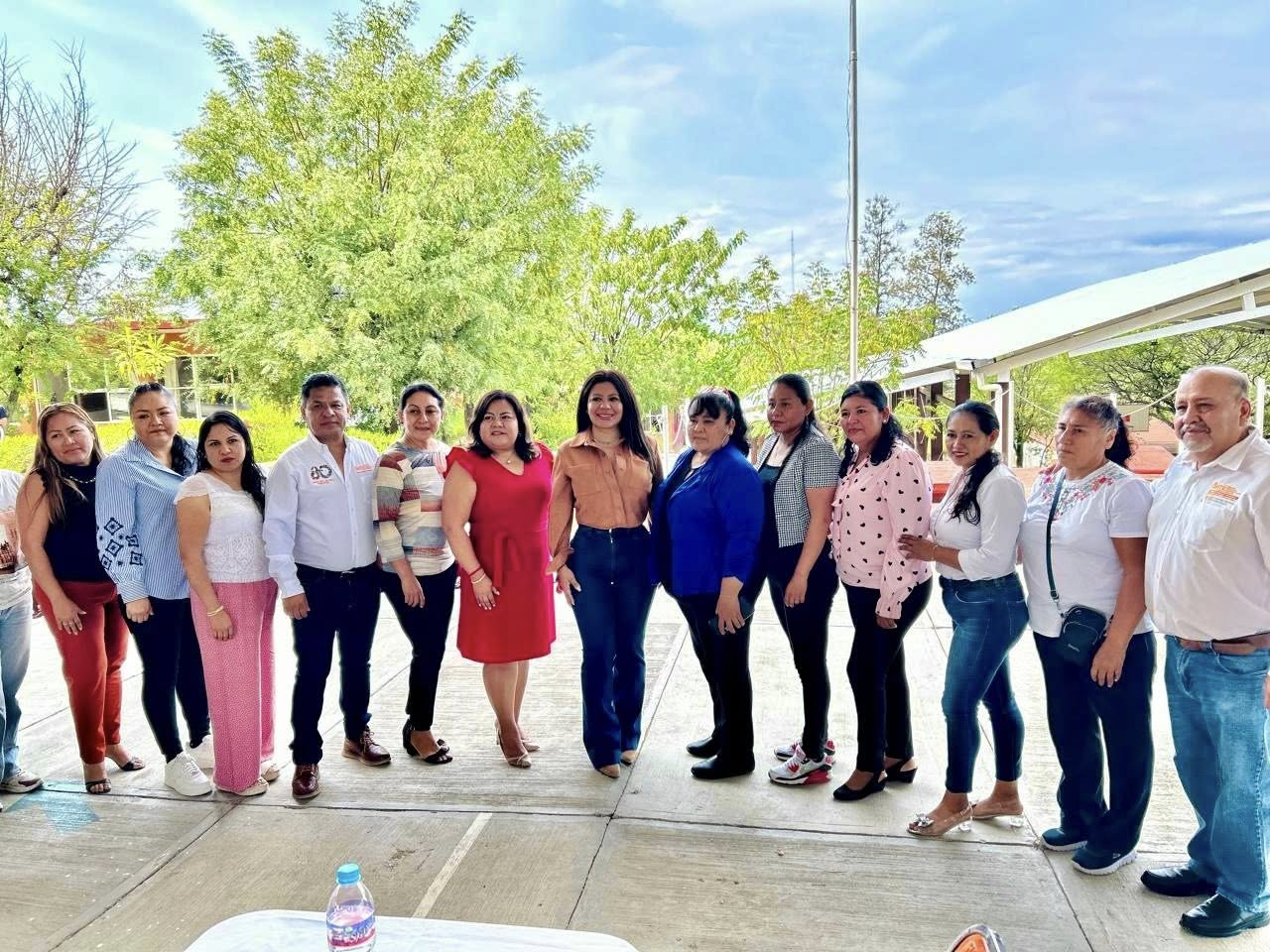 Reconoce Lupita Bárcenas   a educadoras en Acatlán