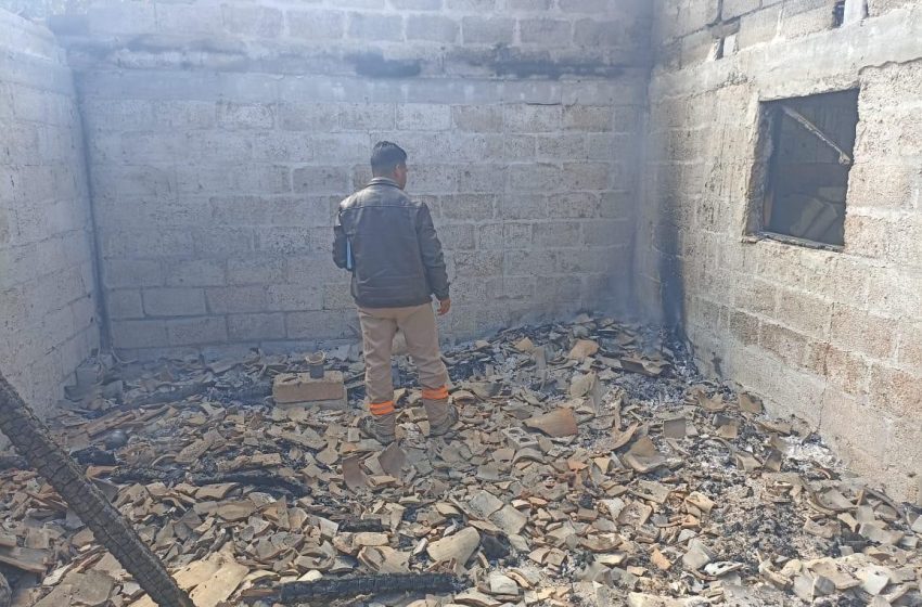 Gobierno de Puebla entrega apoyos a familia afectada por incendio en Coyomeapan