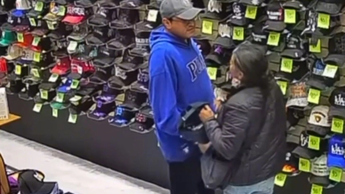 Farderos se hacen pasar por familia y roban gorras en Plaza Vía San Ángel