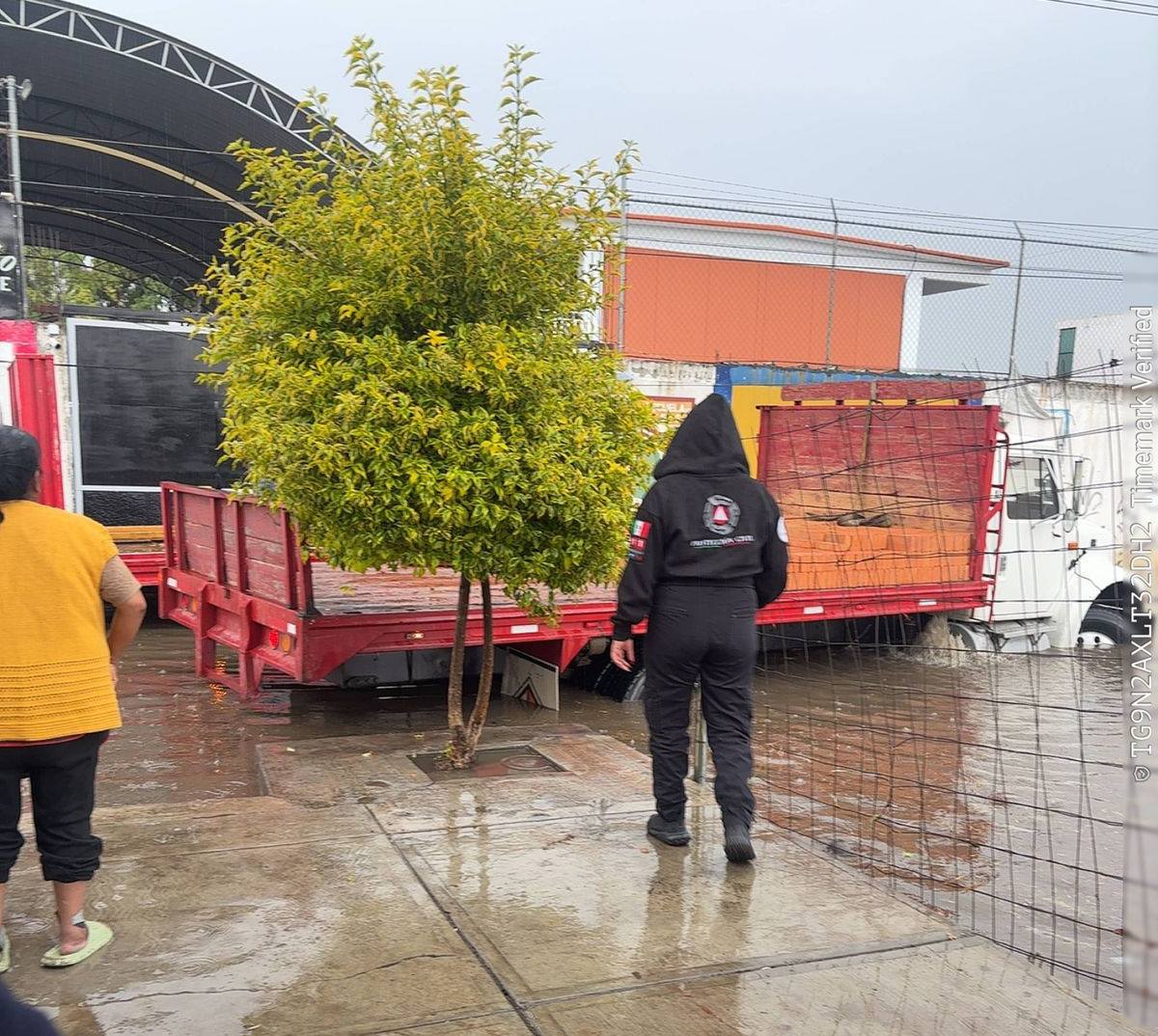 Rescatan a estudiantes tras inundación en primaria de Coronango