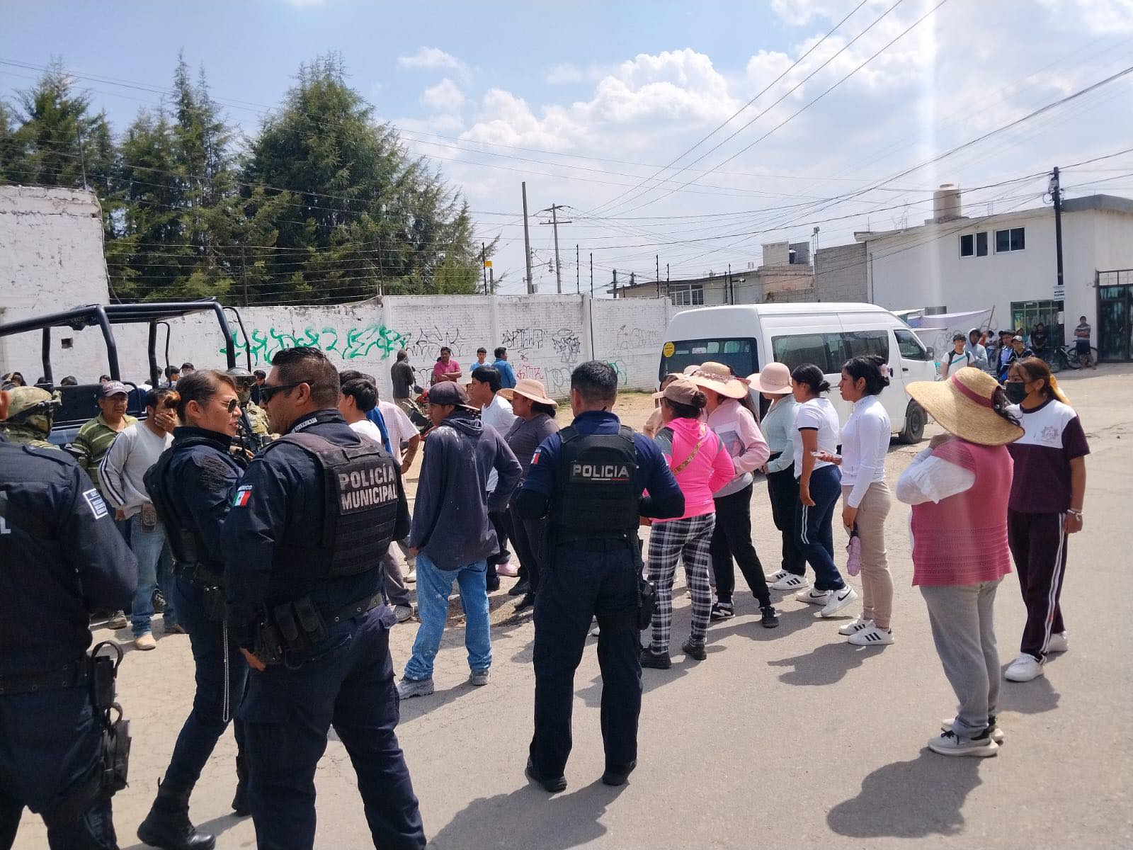 Padre de familia golpea a estudiante afuera de bachillerato en Amozoc