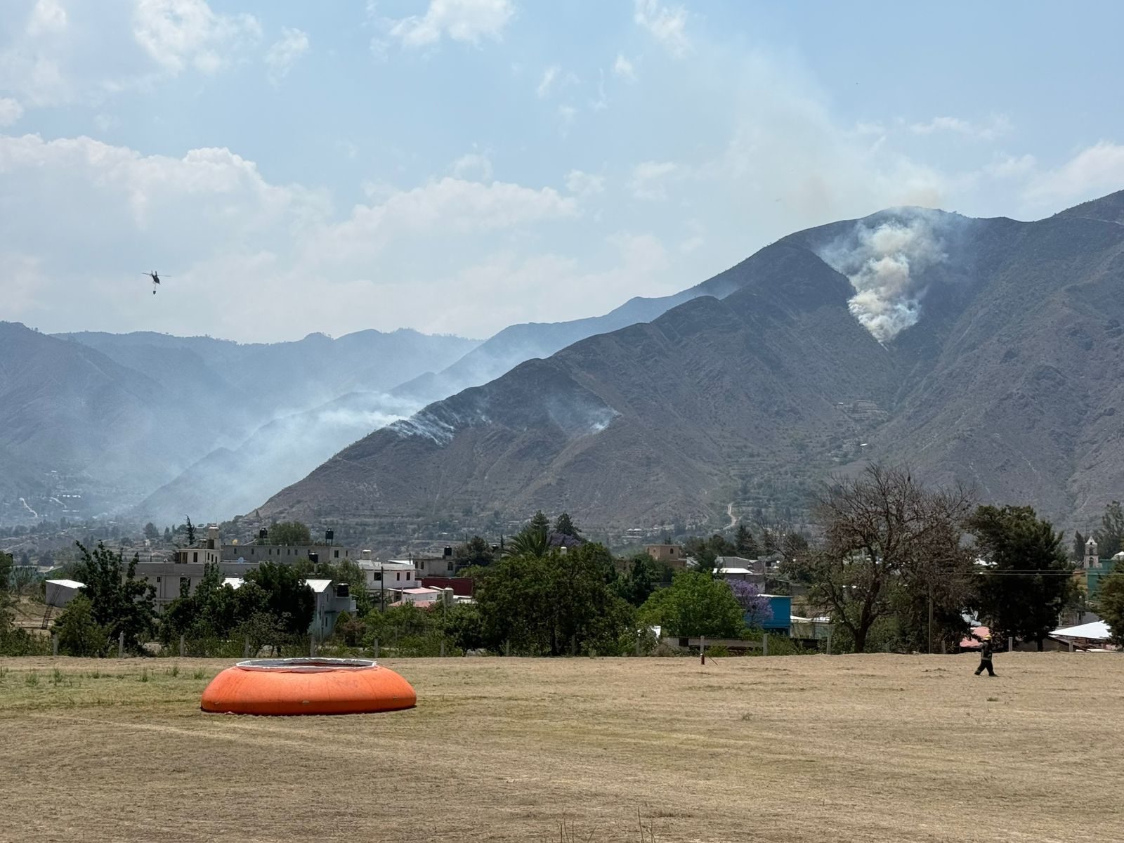 Por aire y por tierra órdenes de gobierno combaten incendio forestal en Zautla