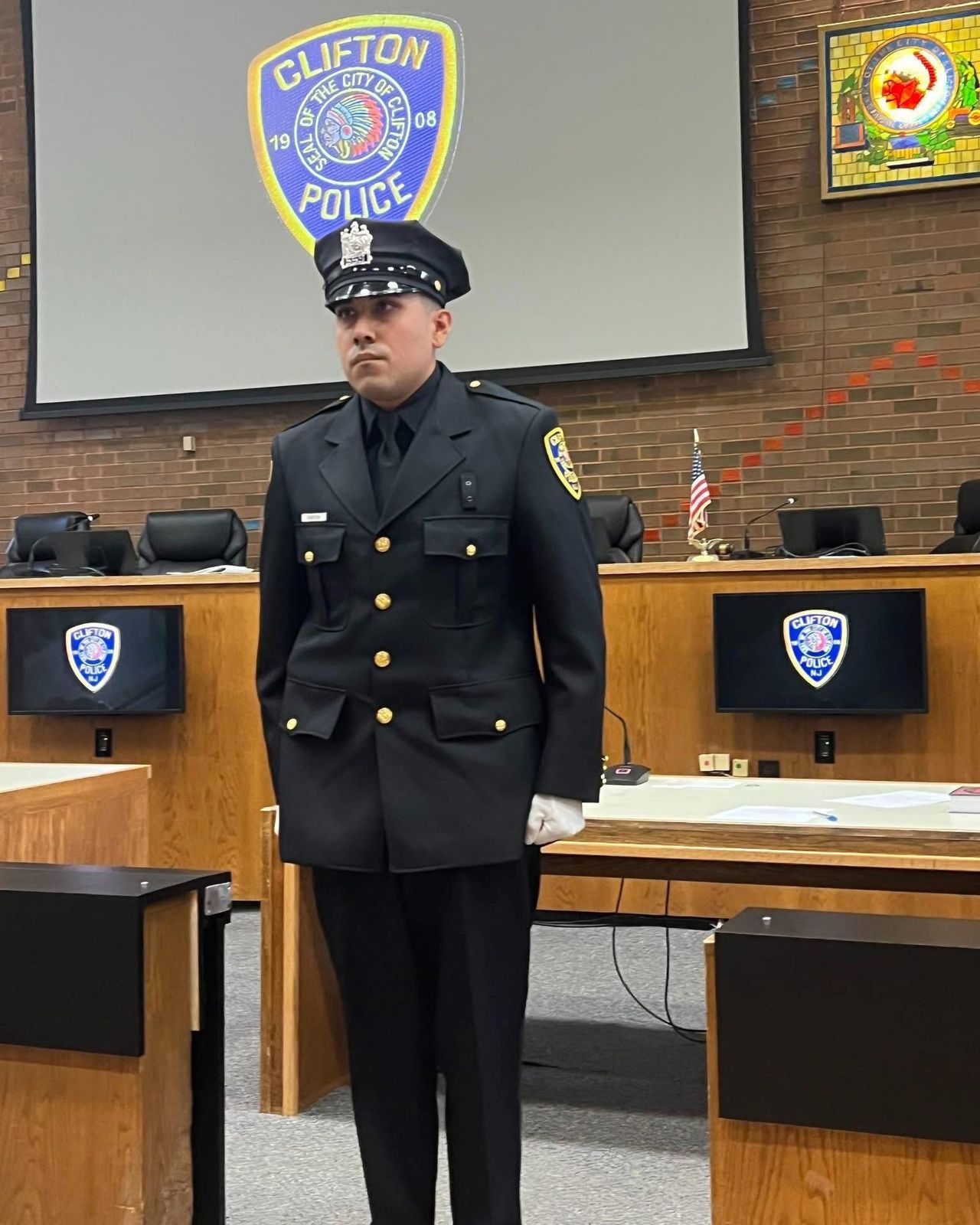 Eduardo, hijo de migrantes mixtecos se gradúa como policía en Nueva Jersey