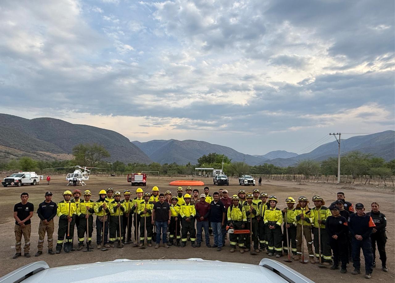 Gobierno del estado continúa combate de incendio en la mixteca