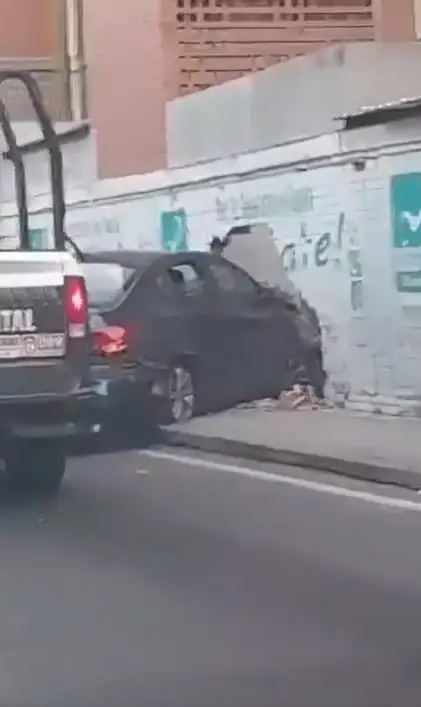 Conductor ebrio atraviesa una barda en Periférico Ecológico