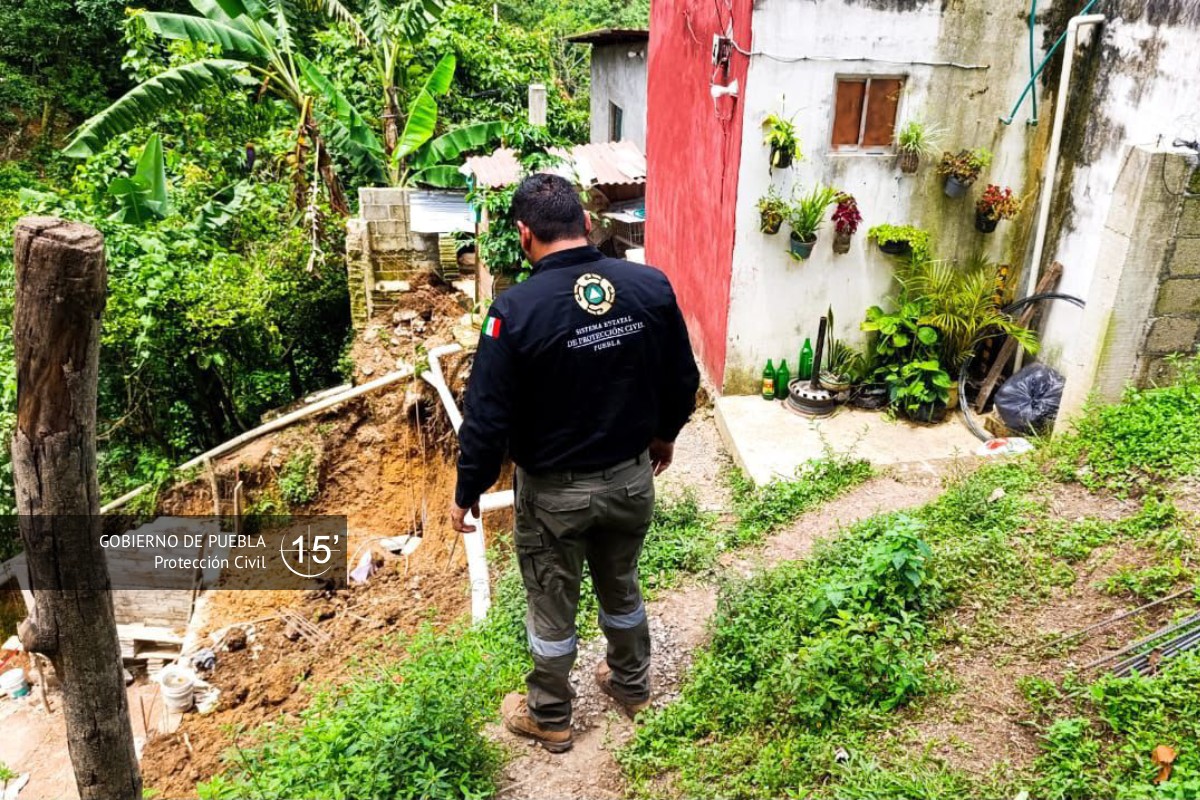 Rescatan con vida a hombre sepultado por deslizamiento de tierra en Xicotepec