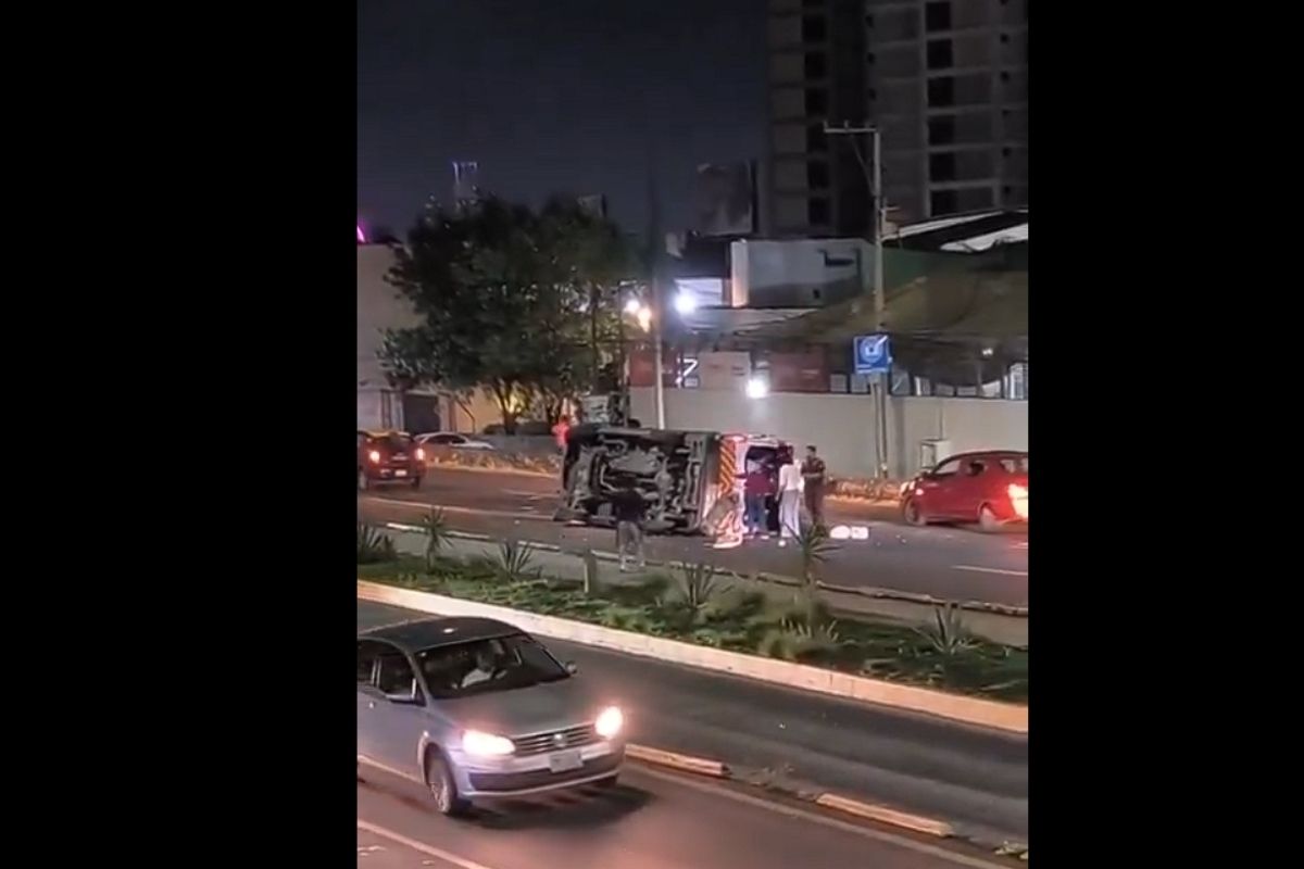 Vuelca ambulancia sobre la Federal a Atlixco; hay lesionados
