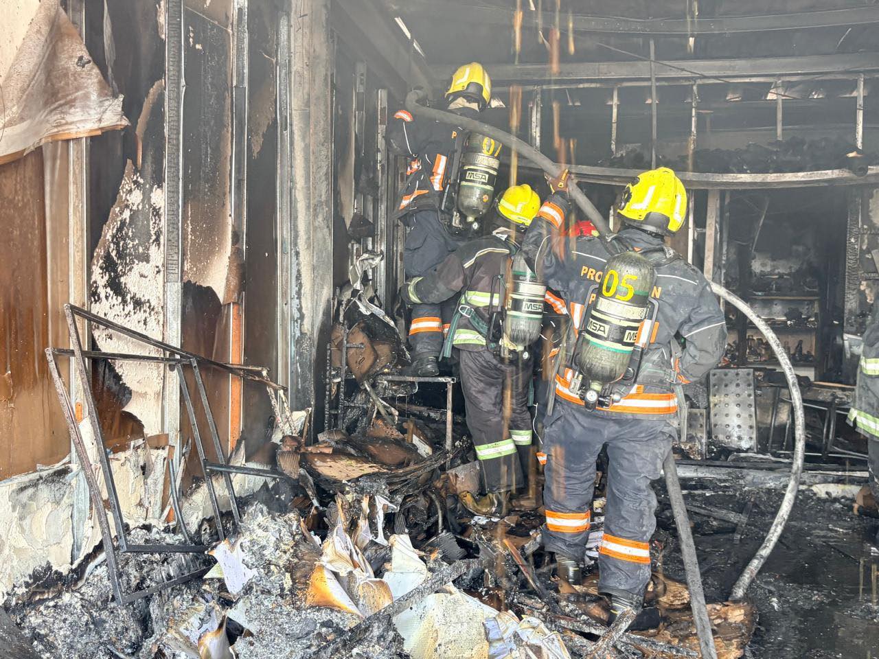 Incendio en Plaza Mayorazgo moviliza a bomberos en Puebla