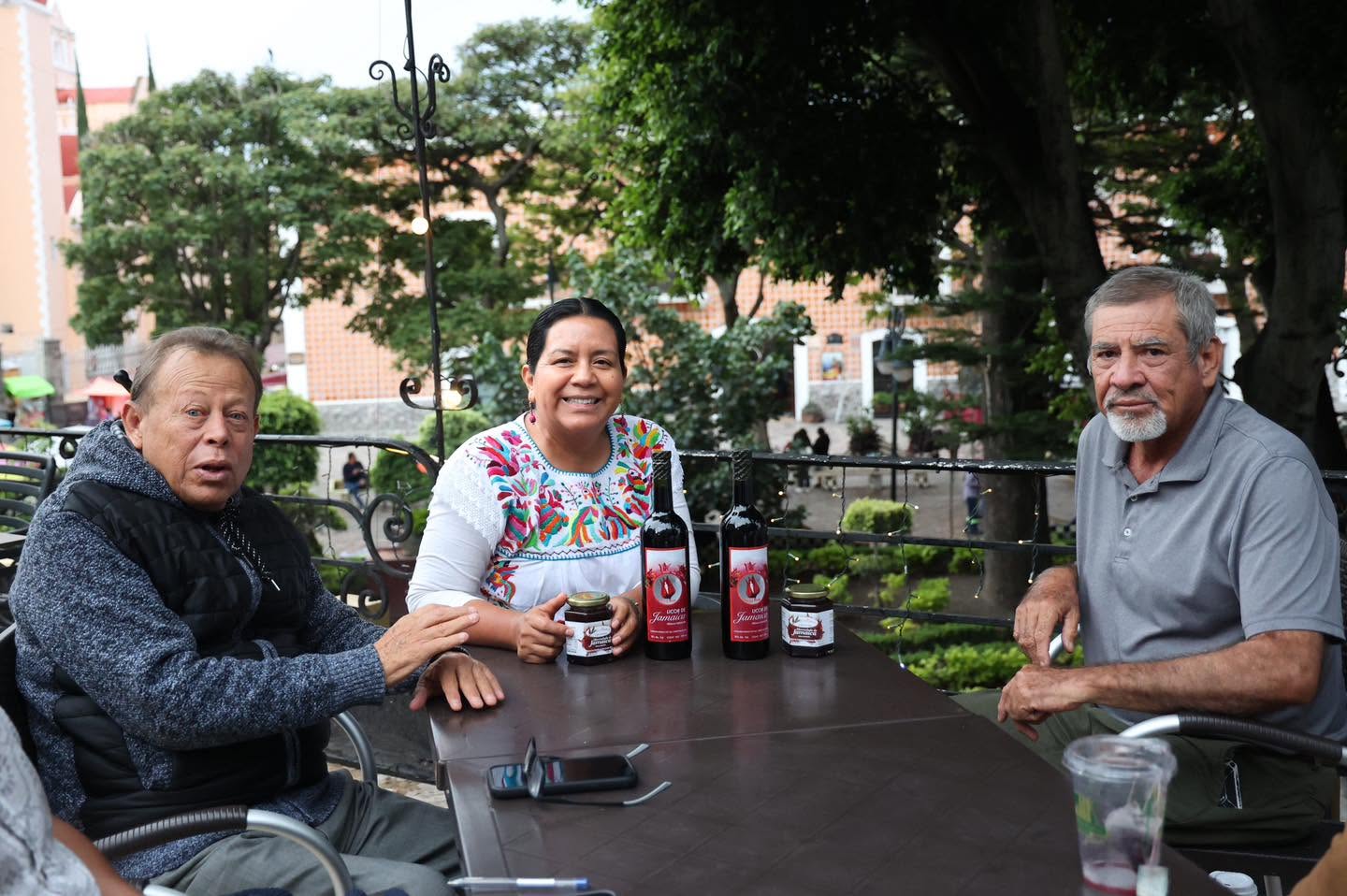 Se reúne Ana Laura Altamirano    con migrantes y jamaiqueros