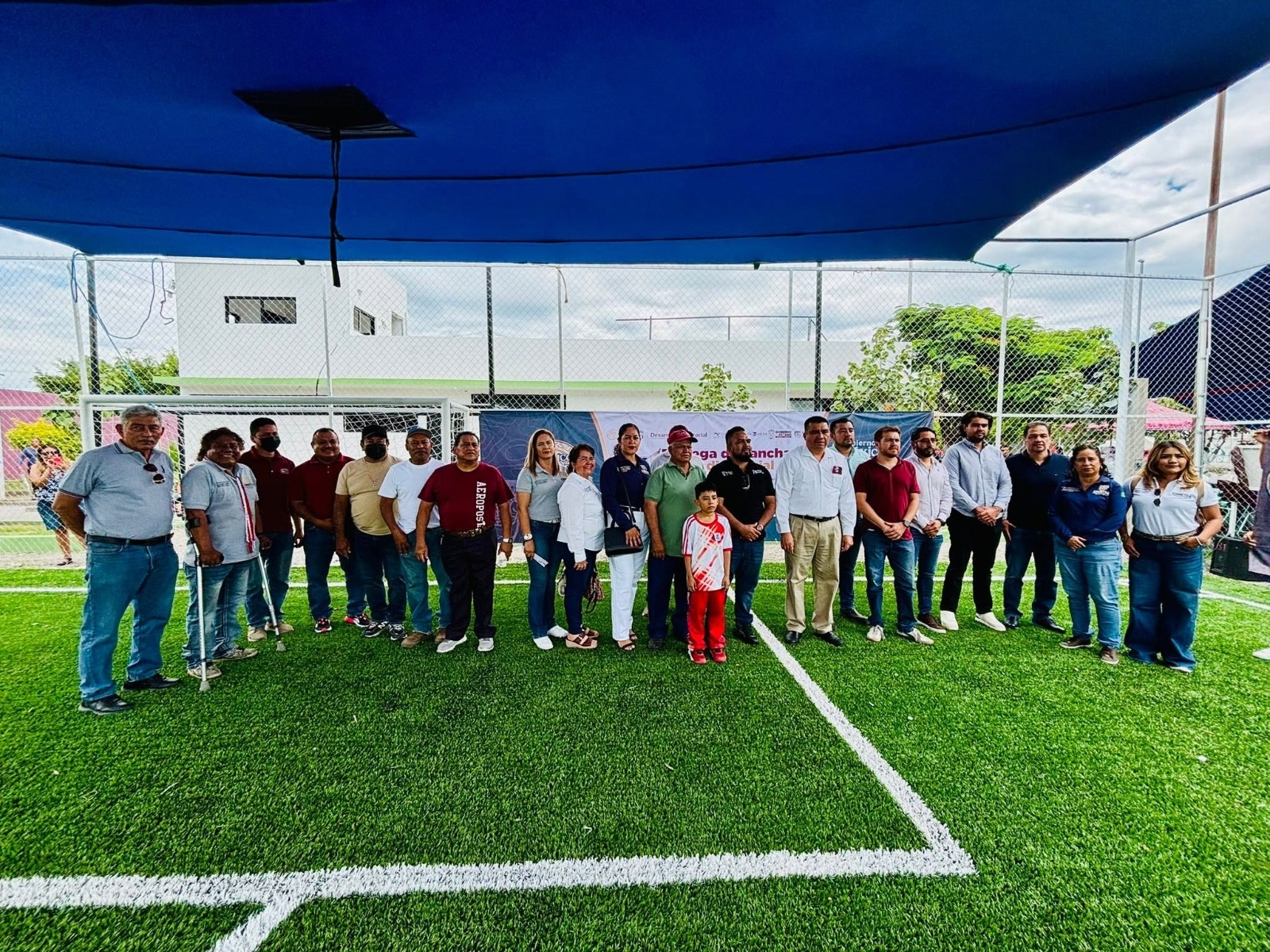 Entrega Edgardo Ponce nuevo campo de futbol           en Atencingo
