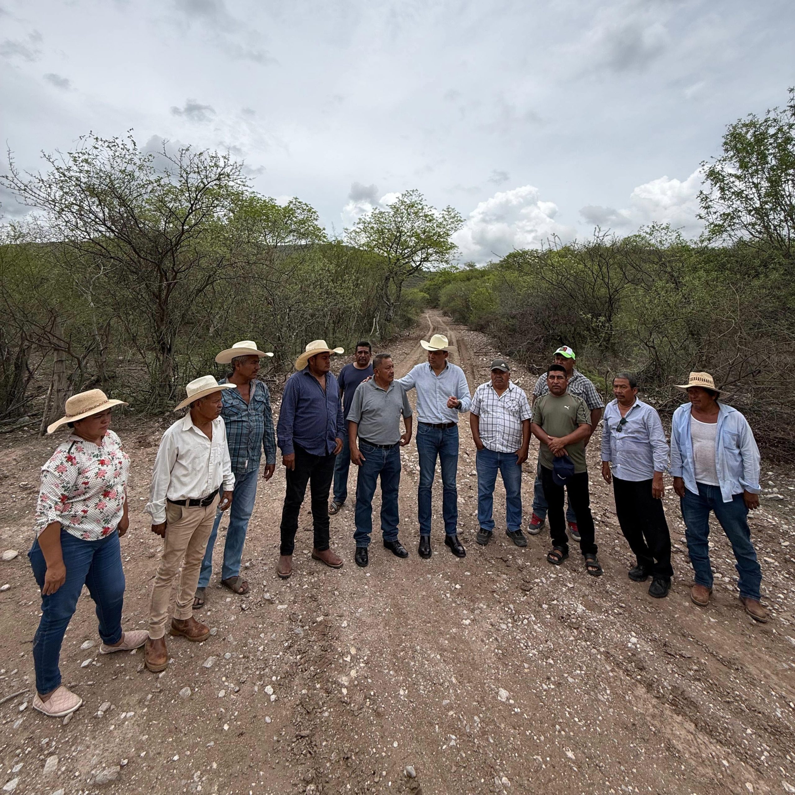 Suma esfuerzos Lalo Castillo    con la gente de la mixteca