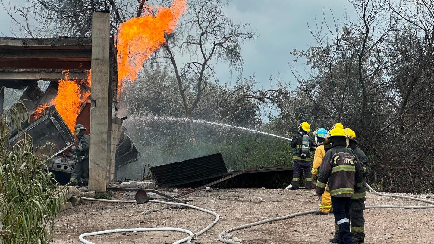 Evacuan a más de 2 mil personas tras explosión de cuatro pipas en Tepeaca