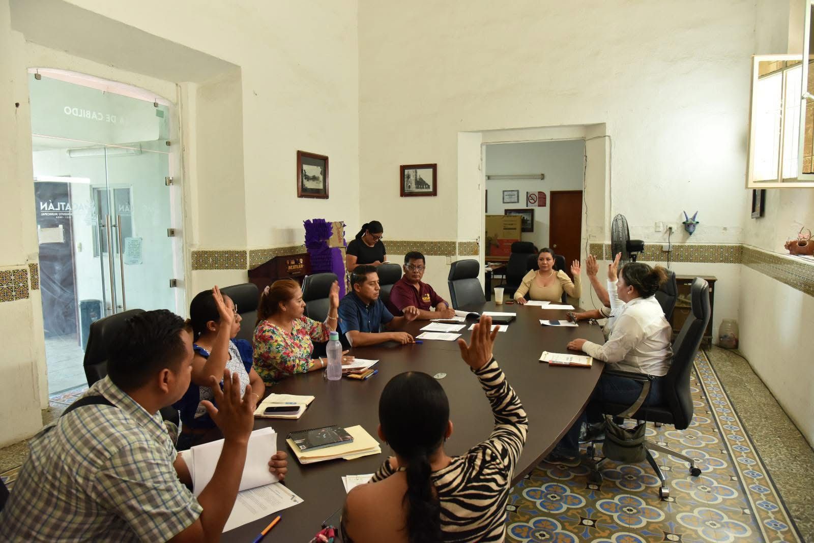 Regidores de Acatlán amenazan con presión política y económica a Lupita Bárcenas